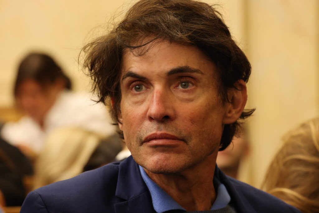 Arno Klarsfeld malade : la rumeur persistante et la réalité d’un homme en constante mouvement Arno Klarsfeld malade